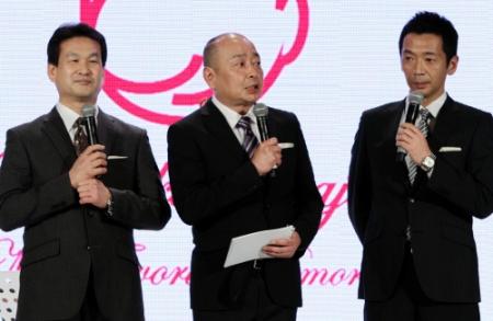 偲ぶ会の司会を務めた（左から）辛坊治郎キャスター、山本浩之アナ、宮根誠司アナ