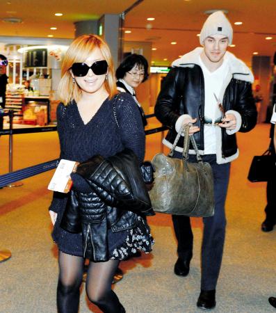 　婚約者と笑顔でロサンゼルスに向かう浜崎あゆみ＝１月６日、成田空港