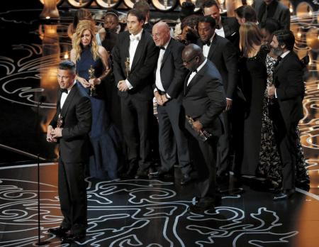 　スピーチするブラッド・ピット（手前）ら「それでも夜は明ける」のキャスト、スタッフ＝米ロサンゼルス　ロイター／アフロ