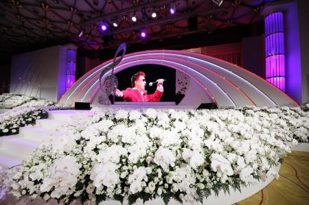 　祭壇ステージでは、スクリーンで在りし日の歌唱シーンやテレビ名場面などが流された＝大阪市内