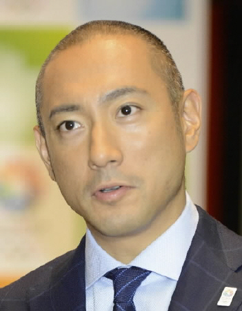 長女の初お目見えを目に感無量の市川海老蔵