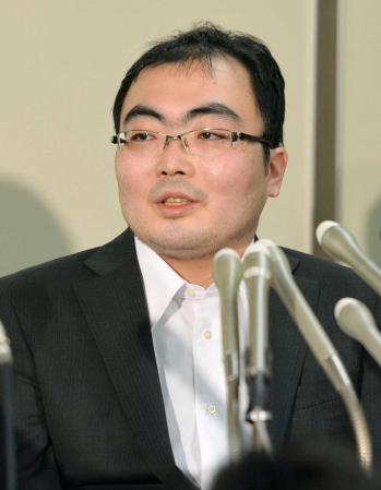 　保釈され、記者会見する片山祐輔被告＝東京・霞が関の司法記者クラブ