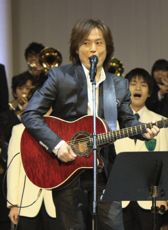 １３年４月、母校・近畿大学の入学式にサプライズ登場したつんく♂