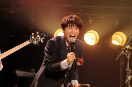 ステージで絶叫するユースケ・サンタマリア＝東京・赤坂