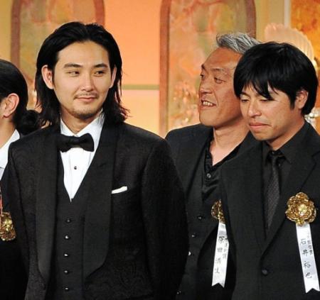 作品賞に輝き壇上で笑顔を見せる松田龍平（左）と石井裕也監督（右）
