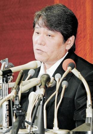 厳しい質問にムッとした表情を見せる佐村河内守氏