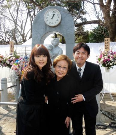 平和への思いを伝えた（左から）泰葉、海老名香葉子さん、林家三平＝東京・上野公園「時忘れじの塔」