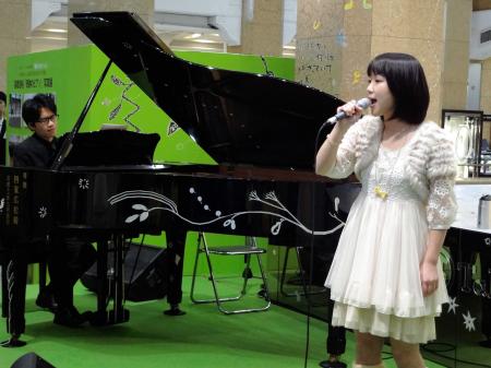 　奇跡のピアノの演奏をバックに熱唱する臼澤みさき＝日本橋高島屋