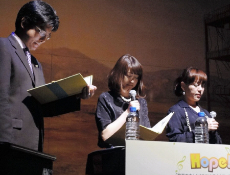 午後２時46分に黙とうをささげる（右から）普天間かおり、佐藤渚アナ、深野健司アナ＝東京・赤坂ＢＬＩＴＺ