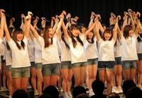 東日本大震災復興支援特別公演を行ったＮＭＢ４８のメンバー＝大阪市中央区のＮＭＢ４８劇場