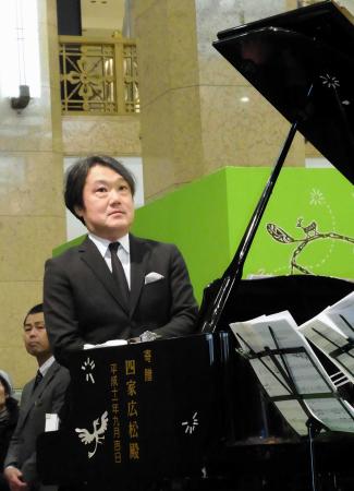 　黙祷を終え、被災者たちに思いをはせるよう宙を見つめる千住明氏＝東京・日本橋高島屋