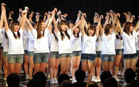 　東日本大震災復興支援特別公演を行ったＮＭＢ４８のメンバー＝大阪市中央区、ＮＭＢ４８劇場