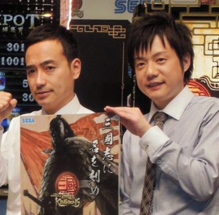 優勝賞金が底をついたことを明かしたかもめんたるの岩崎う大（左）と槙尾ユウスケ＝東京・東銀座の時事通信ホール