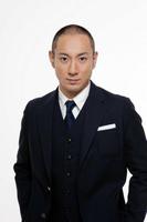 二宮演じる田茂青志監督のライバル役としてレギュラー出演する市川海老蔵（撮影・篠山紀信）　