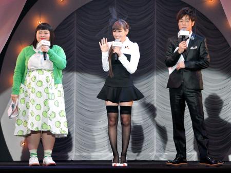 　トークショーをする（左から）渡辺直美、紗栄子、陣内智則