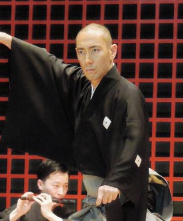 「延年の舞」を披露する市川海老蔵＝羽田空港国際線ターミナル