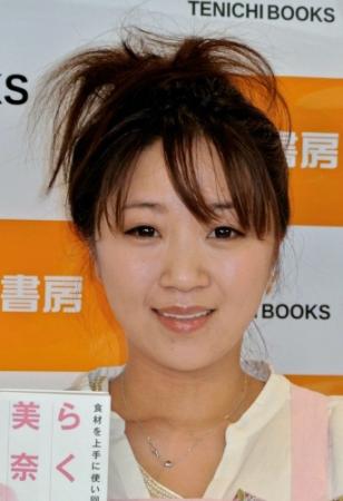 エプロン姿でレシピ本をＰＲした美奈子＝横浜・日吉