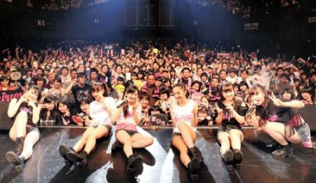 ライブ中にファンと記念撮影したフェアリーズの（左から）野元空、林田真尋、伊藤萌々香、下村実生、井上理香子、藤田みりあ＝赤坂ＢＬＩＴＺ