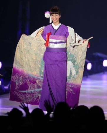 着物姿でポーズをとる安田美沙子＝京セラドーム（撮影・飯室逸平）