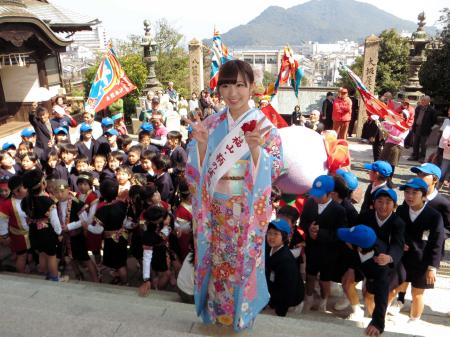 　オリコン１位の凱旋パレードを行った岩佐美咲＝広島県福山市の鞆の浦