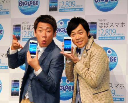 先輩の東貴博（右）とともにＲ‐１後初のイベントに登場したやまもとまさみ＝東京・原宿クエストホール