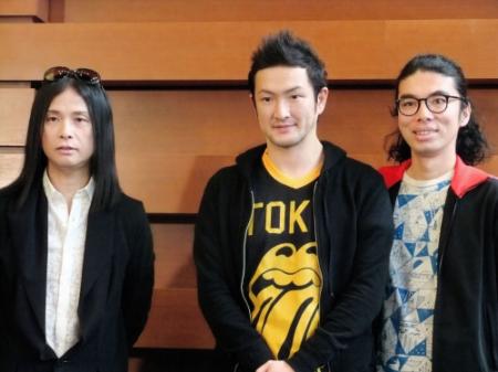 辻仁成（左）の目の前で中山美穂への猛アタックを繰り返した片桐仁（右）。中央は中村獅童