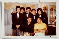 ５０年史に収録される（後列左から）神田正輝、峰竜太、舘ひろし、石原良純、御木裕（前列左から）渡哲也、石原裕次郎さんの集合写真（石原家アルバムより）
