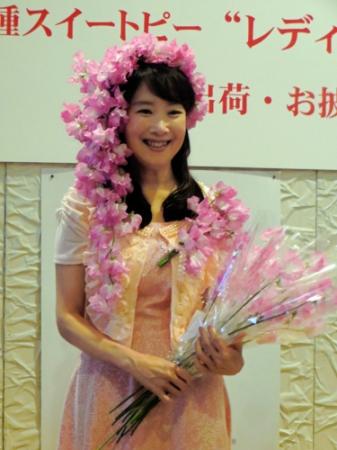 自身の名前がついたスイートピーＰＲするアグネス・チャン＝東京スカイツリー