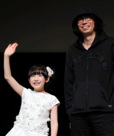 芦田愛菜（左）を絶賛した行定勲監督＝沖縄県宜野湾市沖縄コンベンションセンター