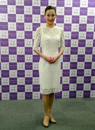 　退団会見を行った蘭乃はな＝兵庫県宝塚市の宝塚歌劇団