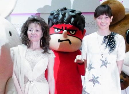 レッドカーペットに登場した木の実ナナ（左）と本田翼＝東京・日本橋