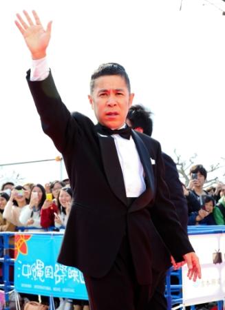 沖縄国際映画祭のレッドカーペットで声援に手を振る岡村隆史