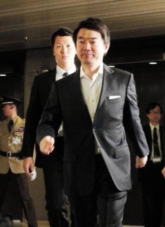 再選を果たし、大阪市役所に登庁した橋下徹市長＝大阪市役所