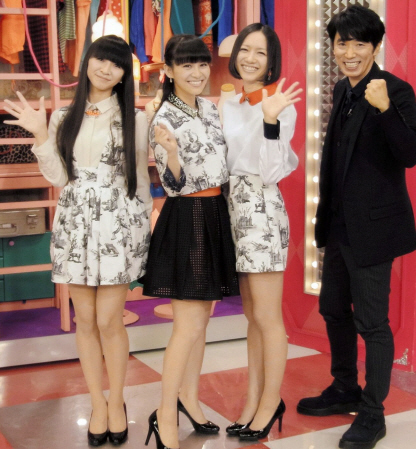 番組でＭＣを務める（左から）Ｐｅｒｆｕｍｅのかしゆか、あ～ちゃん、のっちと、ユースケ・サンタマリア＝東京・渋谷のＮＨＫ