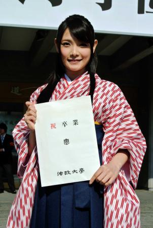 　法政大学の卒業式に出席した外岡えりか＝東京・日本武道館
