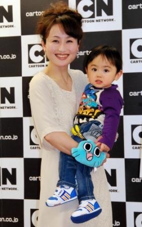 親子初共演を果たしたはねだえりか（左）と長男・空矢君＝東京・ターナージャパン