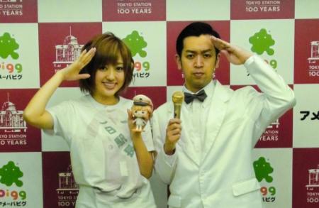 敬礼する菊地亜美（左）とムーディ勝山＝都内