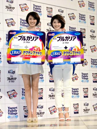 　「ヨーグルト　ファミリー・ヴィレッジ２０１４」に登場した浅尾美和（左）と潮田玲子＝東京・池袋