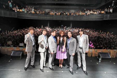 　高校生卒業イベントに出演したＭａｙ．Ｊ（左から４人目）とゴスペラーズ＝東京・ＳＨＩＢＵＹＡ　ＡＸ