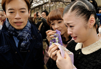見事合格を果たし、涙を見せる（右から）君島憂樹さん、母十和子さん、父誉幸さん＝宝塚音楽学校