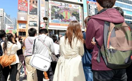 アルタビジョンで生中継された「笑っていいとも！」最終回を見つめるファン