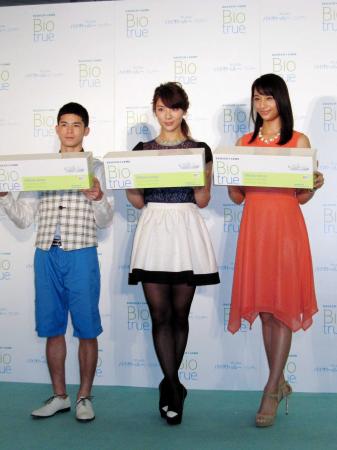 　ボシュロムのイベントに参加した（左から）菅谷哲也、秋元才加、高橋メアリージュン＝東京・丸の内