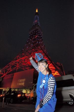 ブルーにライトアップされた東京タワーの前で自閉症への理解を訴えかけた東ちづる＝東京・港区の東京タワー