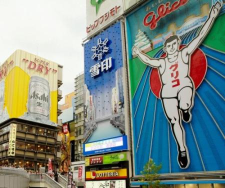 リニューアルが決まったグリコ看板（右）