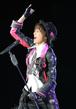 「クロス」で激しいパフォーマンスを披露する宮澤佐江＝さいたまスーパーアリーナ（撮影・北野将市）