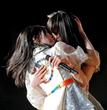 松井玲奈（右）と“キス”する松井珠理奈＝さいたまスーパーアリーナ（撮影・北野将市）