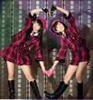 「狼とプライド」で♡マークをつくる木崎ゆりあ（左）、渡辺美優紀＝さいたまスーパーアリーナ（撮影・北野将市）