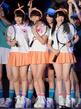 「ウィンブルドンへ連れて行って」を歌った（左から）山田菜々、山内鈴蘭、木本花音＝さいたまスーパーアリーナ（撮影・北野将市）