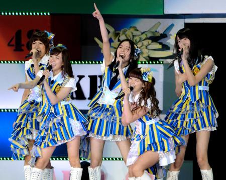 　松井珠理奈（中央）を中心に「ＲＥＳＥＴ」を歌うＳＫＥ４８チームＳの新加入メンバー。（左から）宮澤佐江、渡辺美優紀、山内鈴蘭、田中奈津美