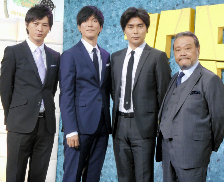 ドラマ「ＴＥＡＭ」の制作発表会見に登場した（左から）塚本高史、田辺誠一、小澤征悦、西田敏行＝東京・テレビ朝日